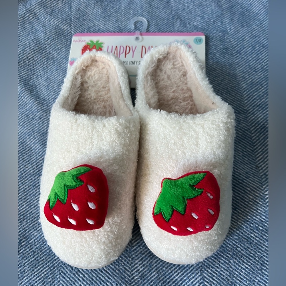 🍓 NWT 3D Strawberry slippers